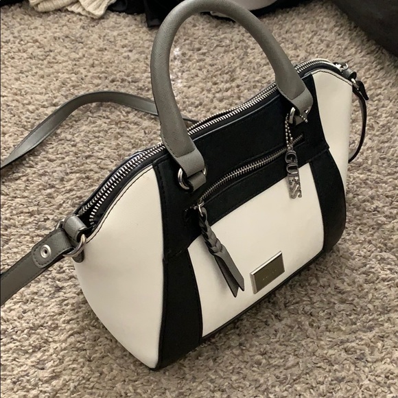 Guess handbag, gently used - Picture 2 of 3